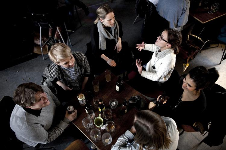 Festligt. Fredagsbar er et velkendt fænomen på de videregående danske uddannelser. Men hvor meget skal de unge ellers have lov at drikke? 