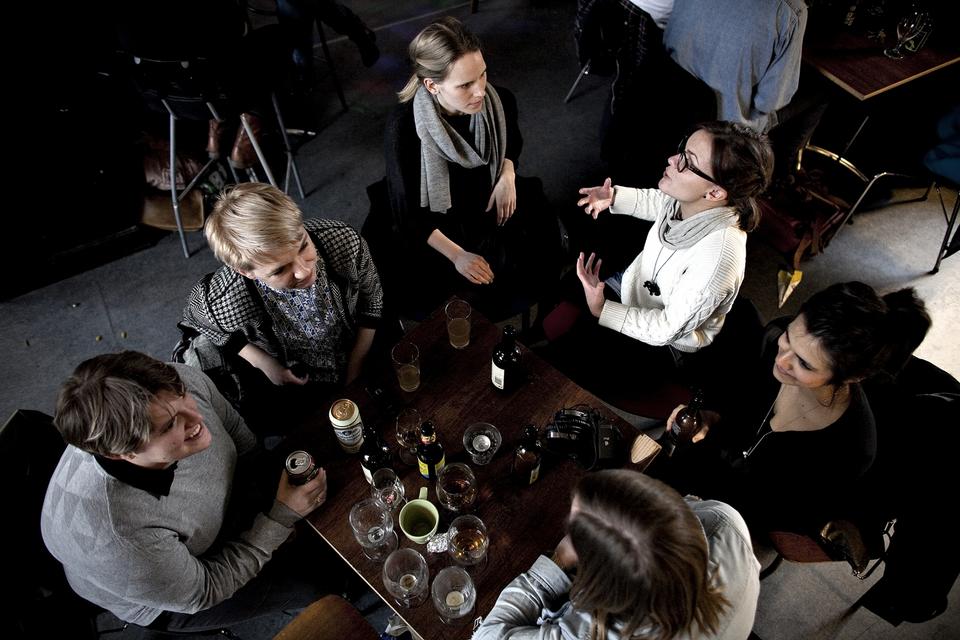 Festligt. Fredagsbar er et velkendt fænomen på de videregående danske uddannelser. Men hvor meget skal de unge ellers have lov at drikke? 