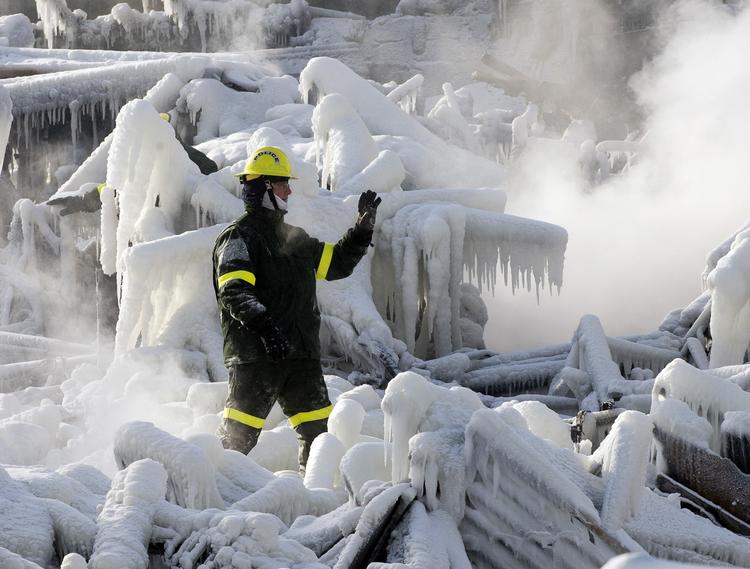 Plejehjemsbrand. Sådan så eftersøgningsarbejdet ud i går. I dag gør heftige snebyger og temperaturer på minus 20 grader, at politiet nu har indstillet eftersøgningen af døde, efter at en brand torsdag morgen hærgede et plejehjem i den lille canadiske by L'Isle-Verte i Quebec i Canada. 10 er bekræftet døde, 22 savnes stadig. 