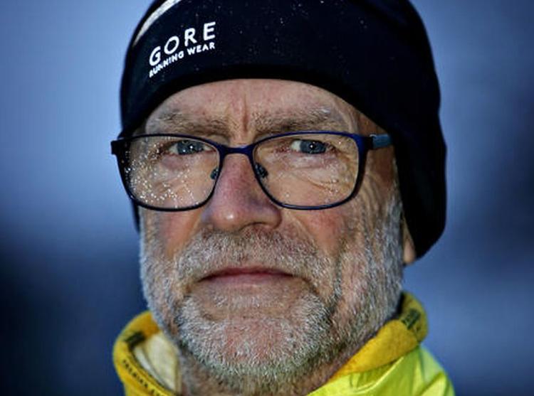 Forberedt. Jakob Gunnløgson har selv lavet en turnejakke og bestilit hotelværelser til ironman rundt i landet. 