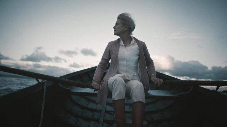 Sejlads. Det er en skæbnesvanger rotur, Stina Ekblad begiver sig ud på i serien 'Tjockare än vatten', hvor hun spiller en matriark, som søger at få sine børn forsonet. 