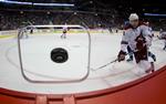 danskermøde. Phoenix Coyotes' Zbynek Michalek jagter pucken i kampen mod  Vancouver Canucks. 
