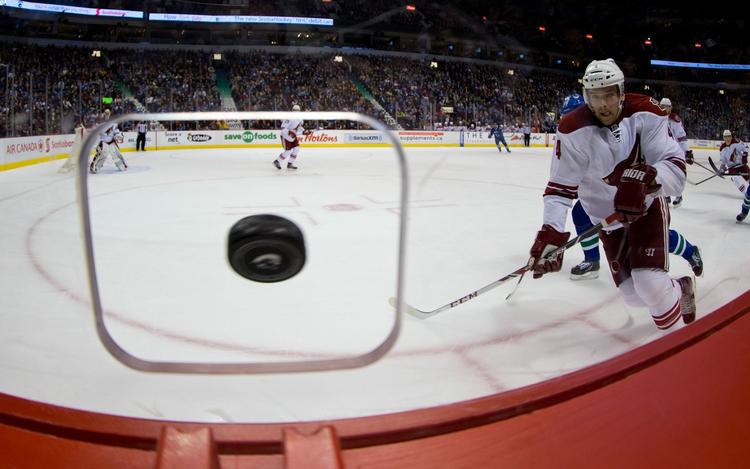 danskermøde. Phoenix Coyotes' Zbynek Michalek jagter pucken i kampen mod  Vancouver Canucks. 