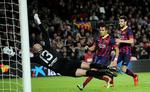 førsteplads. Alexis Sanchez (midt) scorer for Barcelona mod Malaga. 