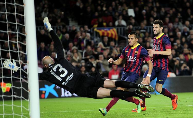 førsteplads. Alexis Sanchez (midt) scorer for Barcelona mod Malaga. 