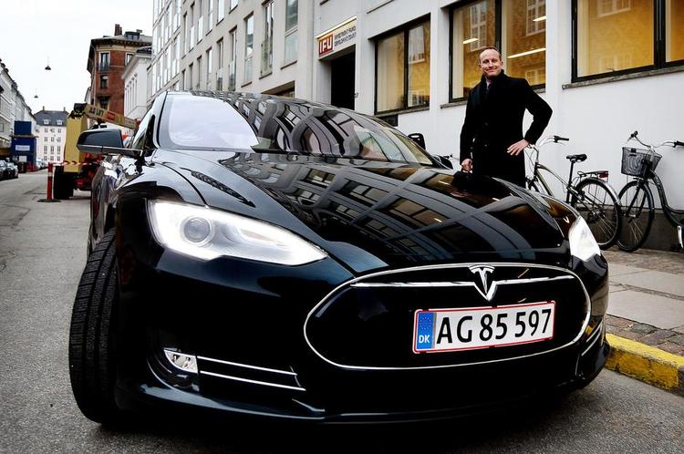 Eldrift. Martin Lidegaards ministerbil skal hverken tankes med benzin eller diesel. Det er en elbil fra Tesla, der fragter ministeren rundt i landet. 