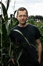 Fortæller. Søren Toft debuterede som skønlitterær forfatter i 2003. 'De tørstige' er hans tredje bog. 