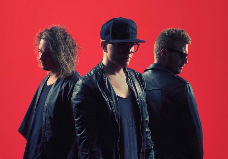 Fantasi. Carpark North minder om tre små drenge i korte bukser, der leger, at de står på Wembley, skriver Simon Lund. 