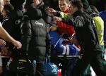 benbrud. Bryan Oviedos ben hang og dinglede efter et hændeligt uheld, hvor en modstander sparkede direkte ind i benet efter en clearing af Everton-spilleren. 