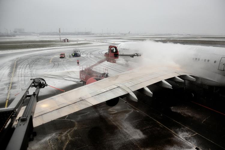SNEVEJR. Københavns Lufthavn melder om forsinkelser på omkring halvanden time for de fleste fly, der skal lande eller lette fra lufthavnen resten af dagen. 