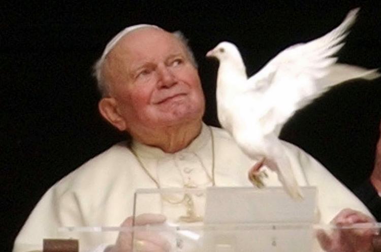 Tyveri. Et skrin med blod fra den afdøde pave Johannes Paul II, der regerede fra 1978 til 2005, er blevet stjålet fra en lille kirke i den bjergrige Abruzzo-region i det centrale Italien. 