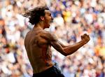zlatan. I videoen skabes en ny nationalfiktion med Zlatans fremsigelse af teksten til Sveriges nationalsang 'Du gamla, du fria'. 