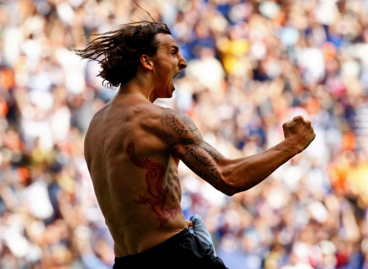 zlatan. I videoen skabes en ny nationalfiktion med Zlatans fremsigelse af teksten til Sveriges nationalsang 'Du gamla, du fria'. 