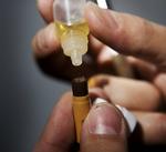 skadeligt? Danske politikere vil nu have undersøgt e-cigaretters mulige skadevirkninger. 