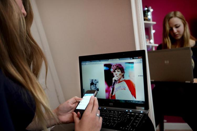 Online. Melissa Nielsen på 16 år tjekker Tumblr på den bærbare og Twitter på mobilen. Der hænger ikke en eneste fanplakat for bandet One Direction på hendes værelse. I stedet dyrker hun bandet på Twitter og Tumblr op mod seks timer hver dag. 