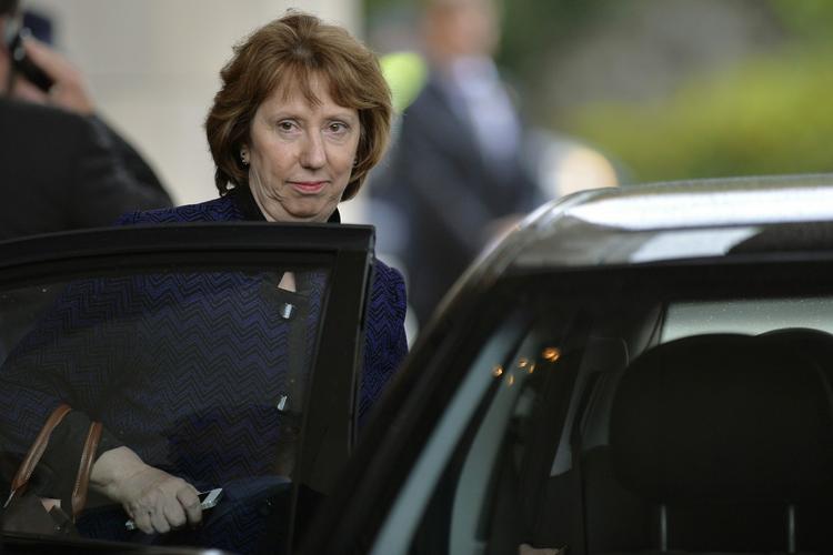 Ukraine. »Jeg er foruroliget over meldinger om, at regeringen planlægger at indføre undtagelsestilstand«, siger Catherine Ashton, EU's udenrigspolitiske chef, der har fremrykket sin rejse til Ukraine 48 timer. 