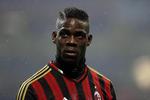 Bøde. Milan-spilleren Mario Balotelli skal betale en bøde på et beløb svarende til 75.000 kroner for at have »ophidset tilskuerne med en provokerende og fornærmende gestus«, som disciplinærudvalget udtrykker det. 