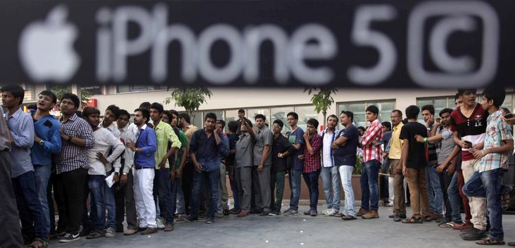 hype. Apple forstår at hype deres nye produkter. 1. november var der kø i metervis hos disse indere i Ahmadabad for at få fingre i den nye iPhone 5C. 