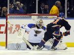 Jagt. Der mangler fortsat 27 kampe i NHL-grundspillet, så Frans Nielsen (th)  og Islanders har fortsat mulighed for deltage i slutspillet. I øjeblikket hatr de 7 point op til den rigtige side af stregen. 