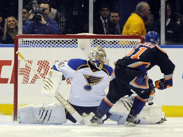 Jagt. Der mangler fortsat 27 kampe i NHL-grundspillet, så Frans Nielsen (th)  og Islanders har fortsat mulighed for deltage i slutspillet. I øjeblikket hatr de 7 point op til den rigtige side af stregen. 