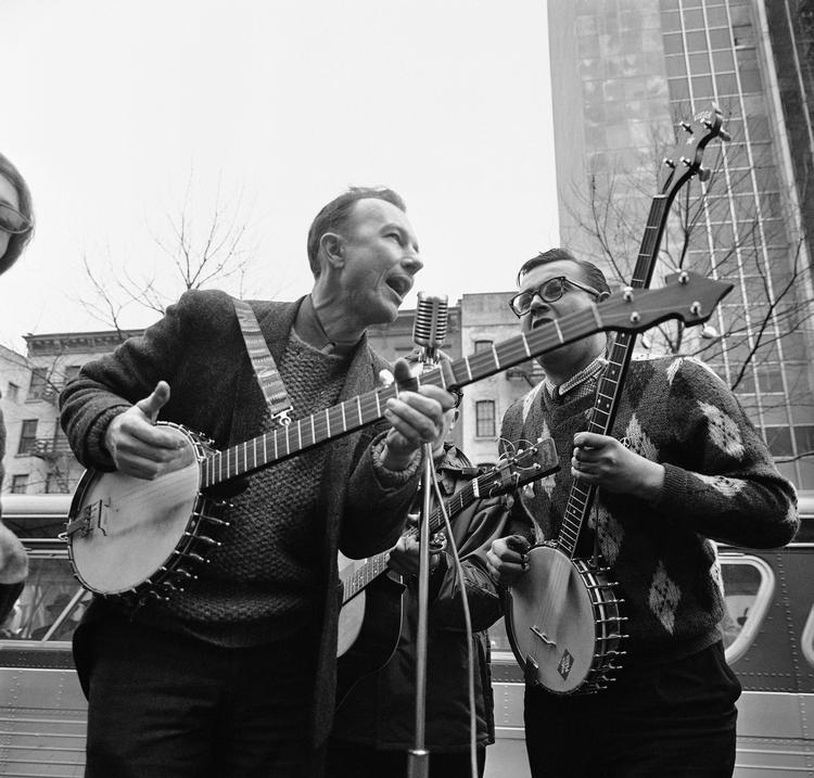 Protest. Pete Seeger ses her ved en demonstration i 1975. Han var politisk aktiv til det sidste. (arkivfoto) 