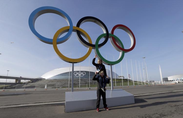 Prestigeprojekt. Tilskuere og atleter er så småt ved at indtage den russiske ferieby Sotji. Legene bliver alle tiders dyreste: Ca. 300 milliarder kroner, har en russisk ngo vurderet. 