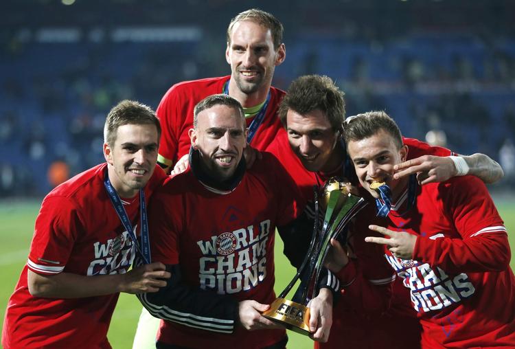 Verdensmestre. Bayern og anfører Philipp Lahm (tv) lukkede 2013 med at vinde VM for klubhold. Her jubler kaptajnen med Franck Ribery, reservemålmand Tom Starke, Mario Mandzukic og Xherdan Shaqiri, 