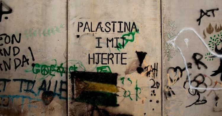 Graffitidansk. Danske turister har allerede sat deres præg i Palæstina som her på en mur i det palæstinensiske selvstyres hovedstad, Ramallah. 