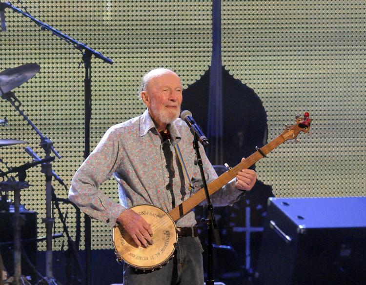 Dødsfald. Pete Seeger var aktiv næsten til det sidste. Her optræder han ved en velgørenhedskoncert i 2013. 