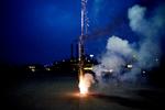 Fængselsstraf. Anklager vil have T. Hansens direktør fænglset for at have ompakket 14.000 kinesiske,  ikke sikkerhedsgodkendte fyrværkeribatterier og solgt dem til intetanende danskere. 