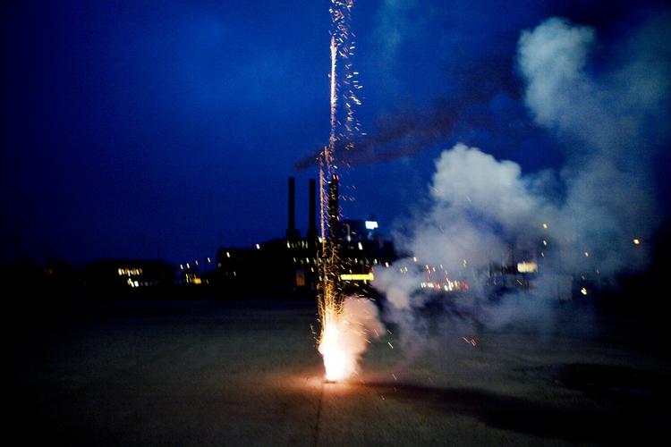 Fængselsstraf. Anklager vil have T. Hansens direktør fænglset for at have ompakket 14.000 kinesiske,  ikke sikkerhedsgodkendte fyrværkeribatterier og solgt dem til intetanende danskere. 
