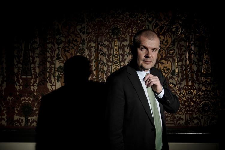 Fortrolighedsklausul. Finansminister Bjarne Corydon vil ikke have, at de investorer, som tabte kapløbet om at få lov til at købe Dong-aktier, offentliggør deres tilbud. 