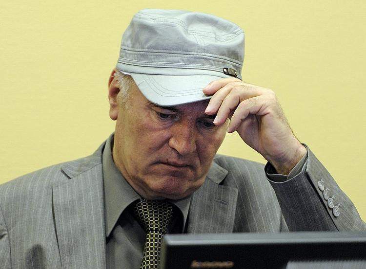Afhøring. Den tidligere bosnisk-serbiske hærchef Ratko Mladic er i dag blevet tvunget til at vidne i retssagen mod sit politiske modstykke Radovan Karadzic. 