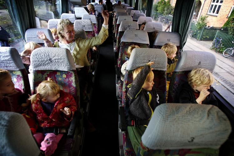 Farligt. En stikprøve fra Trafikstyrelsen har vist, at selerne i 12 ud af 13 undersøgte børnehavebusser var ulovlige. Bussen på billedet er ikke en af de undersøgte busser. (Arkivfoto) 