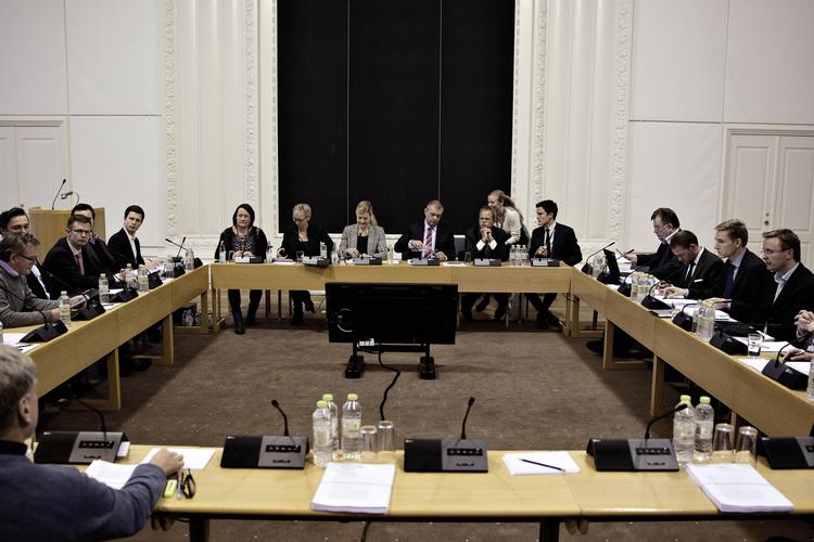 Dong. Bjarne Corydon forvarer salget af Dong-aktier på et samråd i Folketinget. 