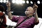 FOLKELIG. Pete Seeger tilskyndede sit publikum at synge sammen med ham til sine livekoncerter, hvilket gik hen og blev en religion for folkemusikanten. På billedet optræder han i Wales, 89 år - og stadig utrættelig. 