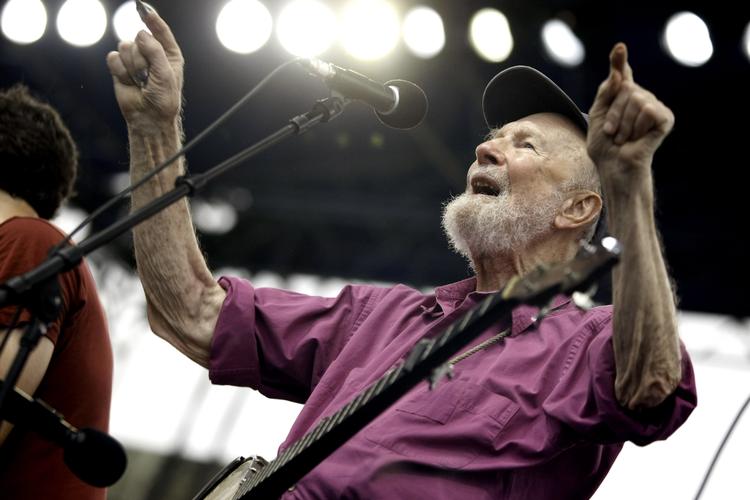 FOLKELIG. Pete Seeger tilskyndede sit publikum at synge sammen med ham til sine livekoncerter, hvilket gik hen og blev en religion for folkemusikanten. På billedet optræder han i Wales, 89 år - og stadig utrættelig. 