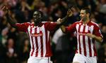 angriber-bytte. Kenwyne Jones (tv) fejrer et mål for Stoke. Nu skifter angriberen til Cardiff. 
