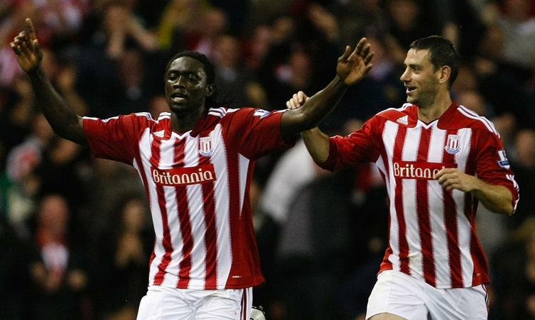 angriber-bytte. Kenwyne Jones (tv) fejrer et mål for Stoke. Nu skifter angriberen til Cardiff. 