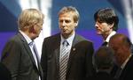 tyskermøde. Camerouns tyske træner, Volker Finke (tv) mødes med to andre tyske landstrænere, USA's Jürgen Klinsmann (midt) og Tysklands Joachim Löw. De to sidstnævnte tørner sammen under VM. 