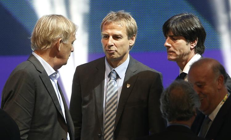 tyskermøde. Camerouns tyske træner, Volker Finke (tv) mødes med to andre tyske landstrænere, USA's Jürgen Klinsmann (midt) og Tysklands Joachim Löw. De to sidstnævnte tørner sammen under VM. 