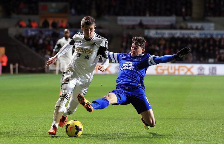 opereret. Evertons Bryan Oviedo (th) måtte bæres fra banen på båre med et slemt dobbelt benbrud i kampen mod Stevenage i weekenden. 