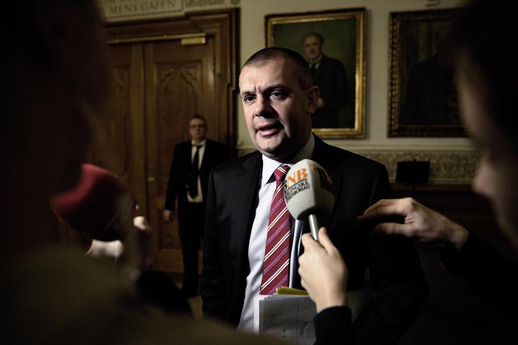 Enighed? »Vi har ikke grund til at tro og lægge andet til grund, end at det selvfølgelig er sådan, at SF går ind for regeringens politik«, siger finansminister Bjarne Corydon (S) efter dagens samråd om Dong-aftalen. - Foto: . 