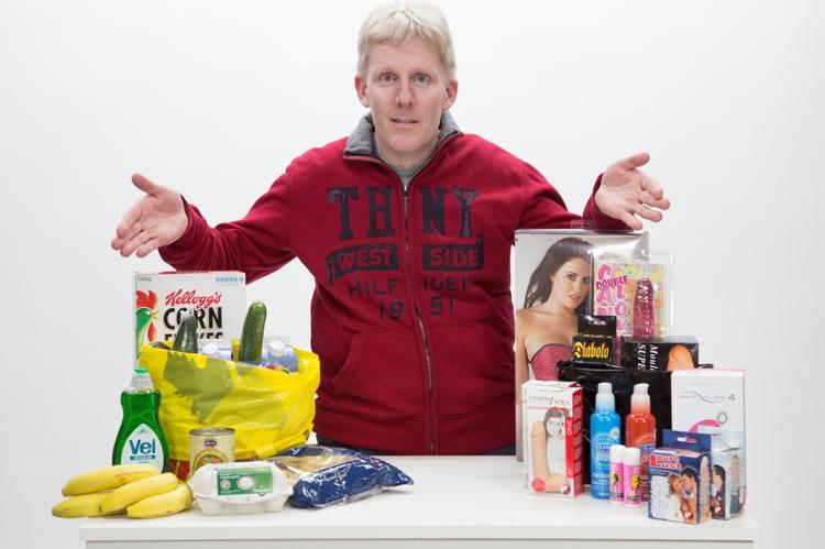 FORVEKSLING. Jan Jacobsen kan ikke se ligheden mellem hans produkter til højre og Nettos produkter til venstre. Netto mener dog, at han snylter på deres varemærke. 