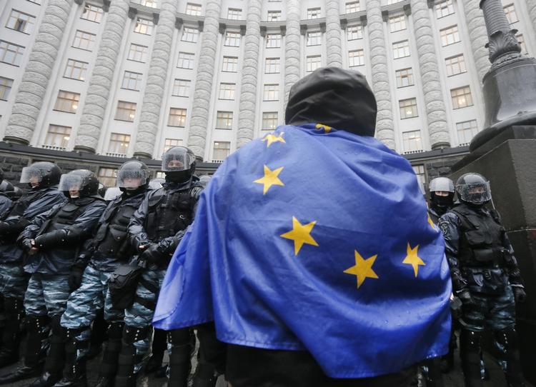 Frihed. Ukrainerne ser EU's flag som symbol på deres kamp for rettigheder. 