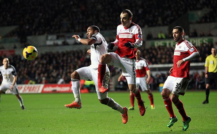 2-0. Swansea hev sig op ved hårrødderne i anden halvleg og sikrede en vital sejr over bundrivalerne Fulham. 