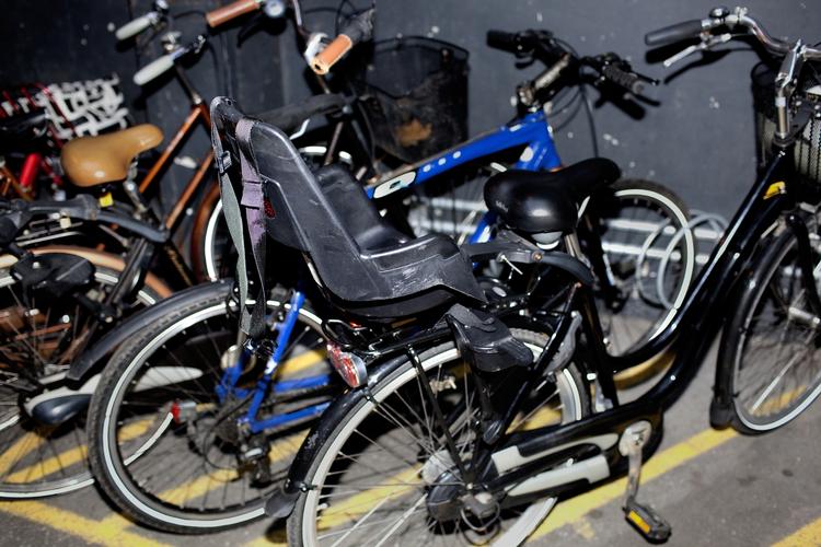 Cykelparkering. Afstand til arbejde og mangel på cykelparkering er afgørende årsager til fald i antallet af cyklister. 