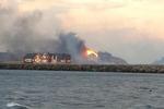 STORBRAND. Kraftig vind holder liv i ilden i Flatanger i det centrale Norge. 