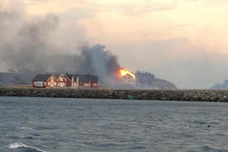 STORBRAND. Kraftig vind holder liv i ilden i Flatanger i det centrale Norge. 