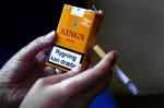 Kvit. Regeringen bør hæve afgifterne på cigaretter og stramme målene for, hvor mange der skal stoppe med at ryge, mener Kræftens Bekæmpelse og Danske Patienter. (arkivfoto) 
